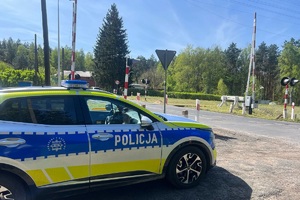 Policjanci z powiatu świeckiego podczas działań przy przejazdach kolejowych