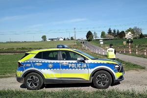 Policjanci z powiatu świeckiego podczas działań przy przejazdach kolejowych