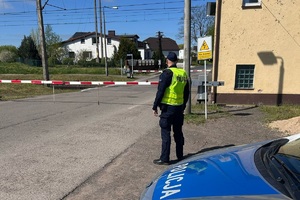 Policjanci z powiatu świeckiego podczas działań przy przejazdach kolejowych
