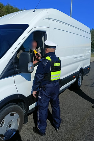 Policjanci kontrolujący trzeźwość kierowców podczas działań Trzeźwy Poranek