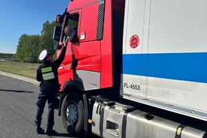 Policjanci kontrolujący trzeźwość kierowców podczas działań Trzeźwy Poranek