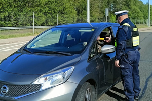 Policjanci kontrolujący trzeźwość kierowców podczas działań Trzeźwy Poranek