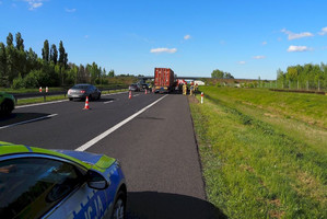 Zdjęcia uszkodzonych pojazdów i pracujących na miejscu zdarzeń policjantów ruchu drogowego