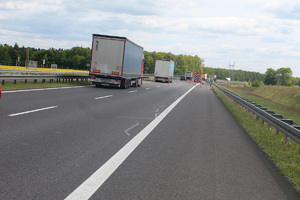 Zdjęcia uszkodzonych pojazdów i pracujących na miejscu zdarzeń policjantów ruchu drogowego