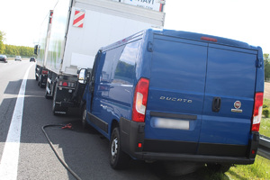 Zdjęcia uszkodzonych pojazdów i pracujących na miejscu zdarzeń policjantów ruchu drogowego