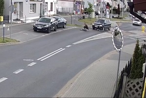 Dziewczyna siedzi na jezdni po potrąceniu pojazdem