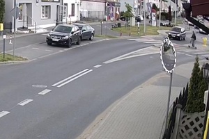 Nastolatka jedzie hulajnogą przez przejazd dla rowerów