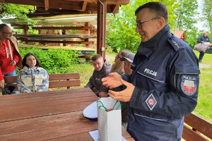 Policjanci podczas spotkania z motocyklistami w ramach kampanii &quot;Świadomy i Bezpieczny Motocyklista&quot;