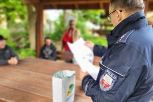 Policjanci podczas spotkania z motocyklistami w ramach kampanii &quot;Świadomy i Bezpieczny Motocyklista&quot;