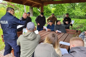 Policjanci podczas spotkania z motocyklistami w ramach kampanii &quot;Świadomy i Bezpieczny Motocyklista&quot;