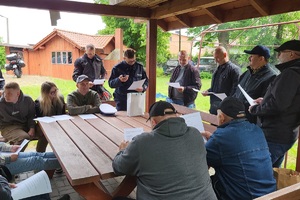Policjanci podczas spotkania z motocyklistami w ramach kampanii &quot;Świadomy i Bezpieczny Motocyklista&quot;