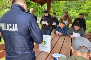 Policjanci podczas spotkania z motocyklistami w ramach kampanii &quot;Świadomy i Bezpieczny Motocyklista&quot;