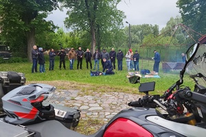 Policjanci podczas spotkania z motocyklistami w ramach kampanii &quot;Świadomy i Bezpieczny Motocyklista&quot;
