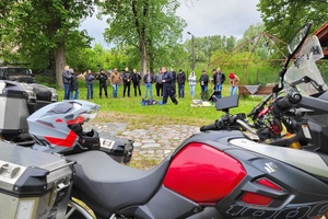 Policjanci podczas spotkania z motocyklistami w ramach kampanii &quot;Świadomy i Bezpieczny Motocyklista&quot;