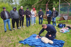 Policjanci podczas spotkania z motocyklistami w ramach kampanii &quot;Świadomy i Bezpieczny Motocyklista&quot;