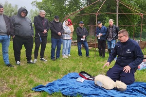 Policjanci podczas spotkania z motocyklistami w ramach kampanii &quot;Świadomy i Bezpieczny Motocyklista&quot;