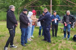 Policjanci podczas spotkania z motocyklistami w ramach kampanii &quot;Świadomy i Bezpieczny Motocyklista&quot;