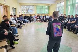 Prelegent omawia temat hejtu