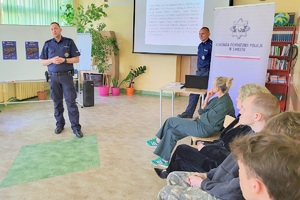 Policjant omawia KMZB