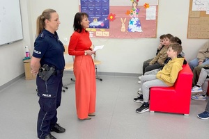 Policjantka i Dyrektor witają uczniów