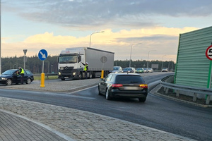 Policjanci kontrolują kierowców
