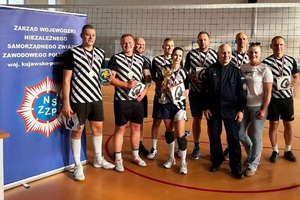 Policjanci otrzymują puchar