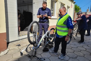 Policjant znakuje rowery mieszkańców miasta