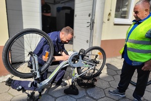 Policjant znakuje rowery mieszkańców miasta