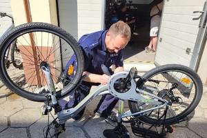 Policjant znakuje rowery mieszkańców miasta