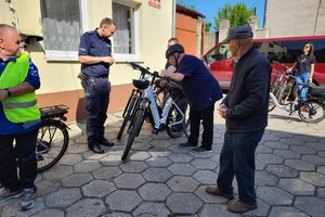 Policjant znakuje rowery mieszkańców miasta