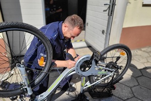 Policjant znakuje rowery mieszkańców miasta