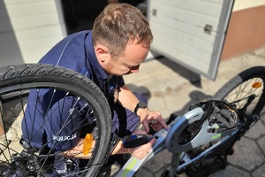 Policjant znakuje rowery mieszkańców miasta
