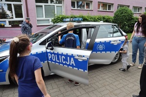 Policjanci podczas festynu z okazji Dnia Dziecka prowadzą pogadanki, znakują rowery i prezentują sprzęt policyjny