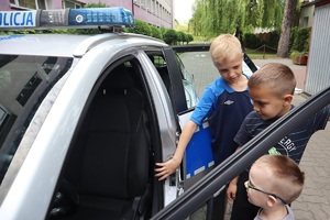 Policjanci podczas festynu z okazji Dnia Dziecka prowadzą pogadanki, znakują rowery i prezentują sprzęt policyjny
