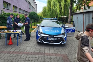 Policjanci podczas festynu z okazji Dnia Dziecka prowadzą pogadanki, znakują rowery i prezentują sprzęt policyjny