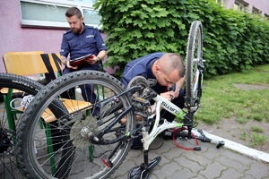 Policjanci podczas festynu z okazji Dnia Dziecka prowadzą pogadanki, znakują rowery i prezentują sprzęt policyjny
