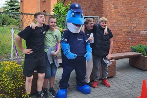 Policjanci podczas festynu z okazji Dnia Dziecka prowadzą pogadanki, znakują rowery i prezentują sprzęt policyjny