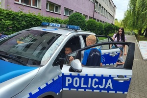 Policjanci podczas festynu z okazji Dnia Dziecka prowadzą pogadanki, znakują rowery i prezentują sprzęt policyjny