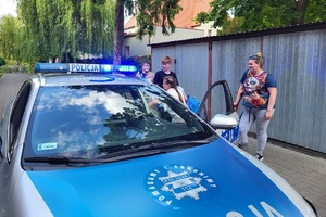 Policjanci podczas festynu z okazji Dnia Dziecka prowadzą pogadanki, znakują rowery i prezentują sprzęt policyjny