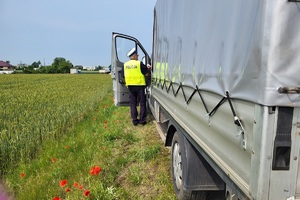 Policjant kontroluje kierowcę
