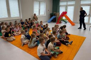 Policjanci edukują przedszkolaków na temat bezpiecznych wakacji
