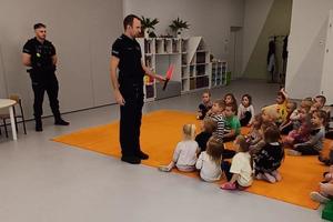 Policjanci edukują przedszkolaków na temat bezpiecznych wakacji