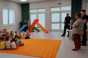 Policjanci edukują przedszkolaków na temat bezpiecznych wakacji