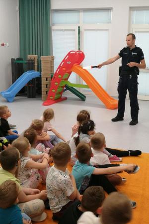 Policjanci edukują przedszkolaków na temat bezpiecznych wakacji