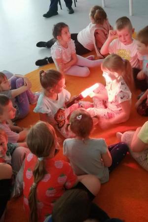 Policjanci edukują przedszkolaków na temat bezpiecznych wakacji