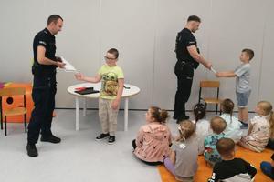Policjanci edukują przedszkolaków na temat bezpiecznych wakacji