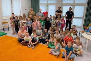Policjanci edukują przedszkolaków na temat bezpiecznych wakacji