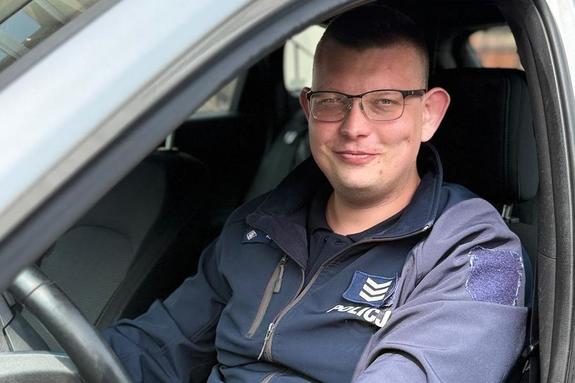 Sierż. szt. Kamil Górka w radiowozie