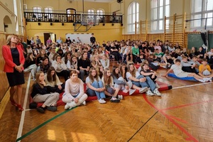 Mundurowi prowadzą pogadankę na temat poruszania się hulajnogami po drodze i używania kasków