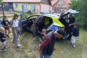 Policjanci oraz strażnik leśny prowadzą spotkanie z przedszkolakami